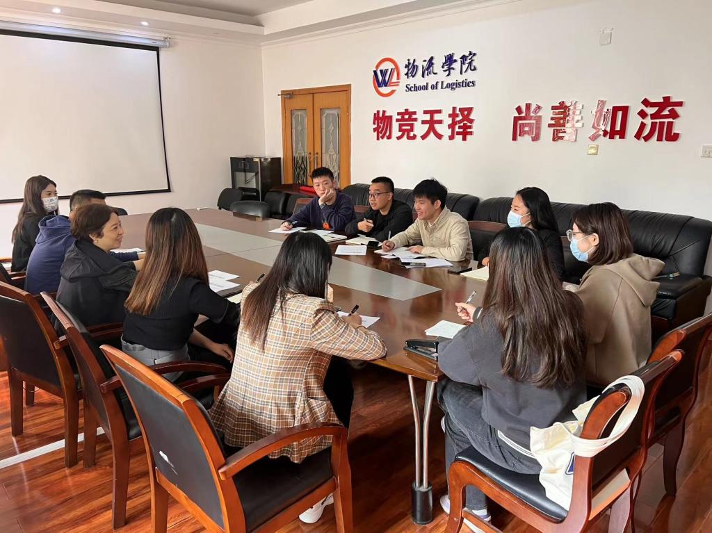 一群人坐在桌子前 中度可信度描述已自动生成